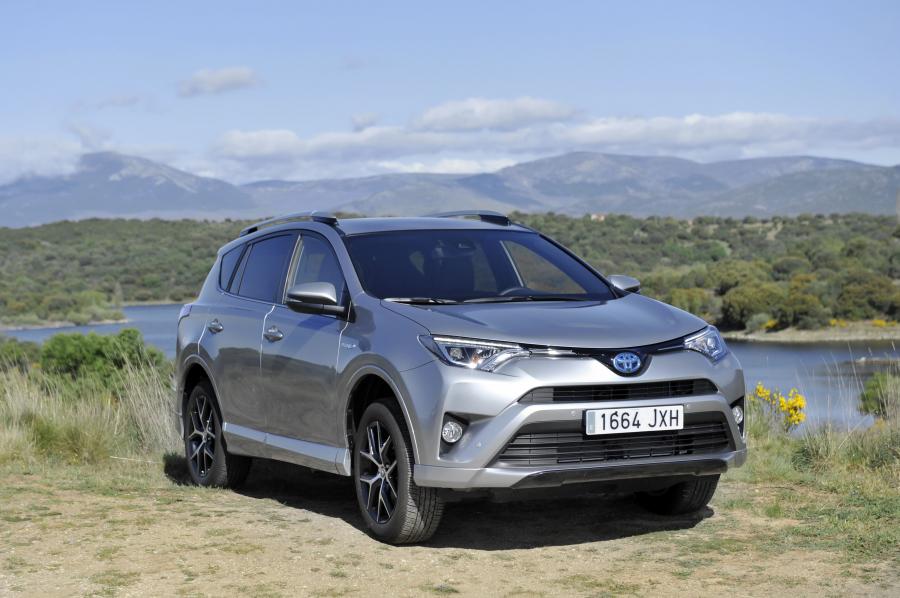  Toyota RAV4 Hybrid Feel! 2017 года  (фото 12 из 16)